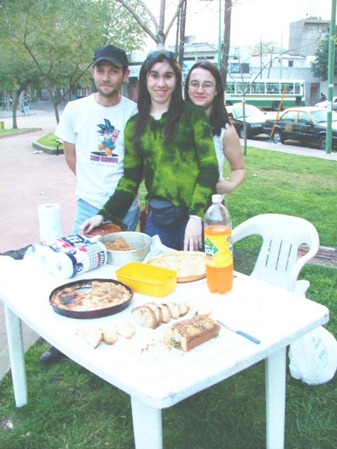 Se lanzó el buffet nomás!!
los buffeteros arrancando de la izq., Cristian, Suyai y Elisa
