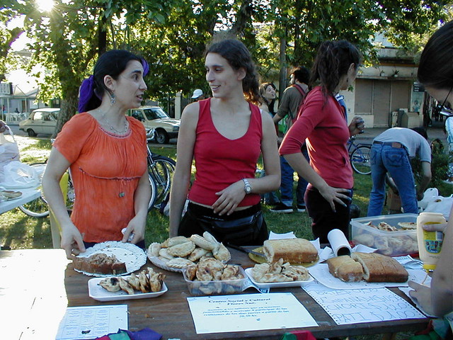 Con ustedes tres cumpas de Herederos de La Locura, Luciana, Eva y Laura, a cargo del Bufett de una hermosa actividad realizada entre Herederos de la Locura y el Centro Social y Cultural.